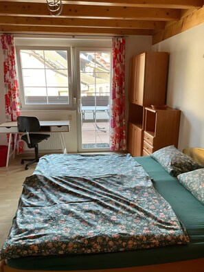 A bedroom with a bed, a desk, and a wardrobe. - Apartment 'Schutterzeit' with Private Terrace and Wi-Fi (Schuttertal)