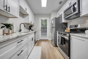 Refrigerador, microondas, horno y parrilla de estufa