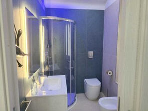 Douche, sĂšche-cheveux, bidet, serviettes fournies