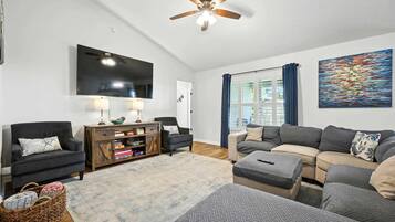 獨棟房屋, 多張床, 庭院, 花園景觀 (Salty Tradewind Retreat) | 起居區 | 42-吋平面電視,提供數位頻道