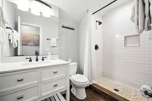 Talo, useita sänkyjä, patio, näköala puutarhaan (Salty Tradewind Retreat) | Kylpyhuone | Pyyhkeet