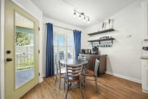 Maison, Plusieurs lits, patio, vue sur le jardin (Salty Tradewind Retreat) | Restauration