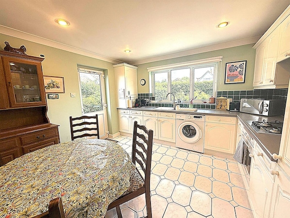 Fridge, oven, stovetop, dishwasher