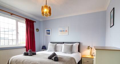Pass the Keys | Hamilton House-Superb location!