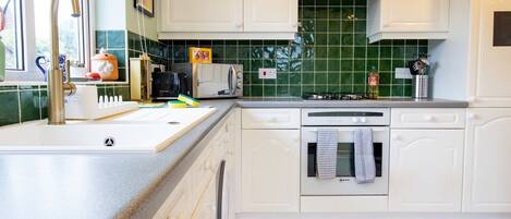 ثلاجة، فرن، مائدة طعام