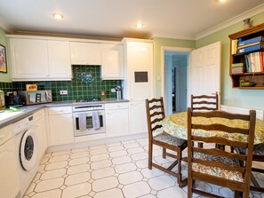 Jääkaappi, uuni, ruokailupöytä