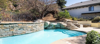 Luxe 4-bedroom Sierra Madre Hilltop Escape