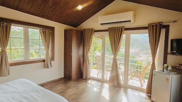 Family Tree House | Desk, free WiFi