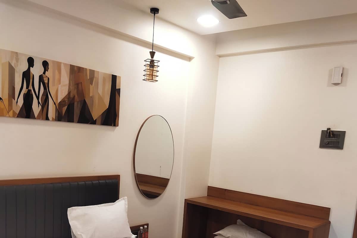 Deluxe Room | Desk, free WiFi