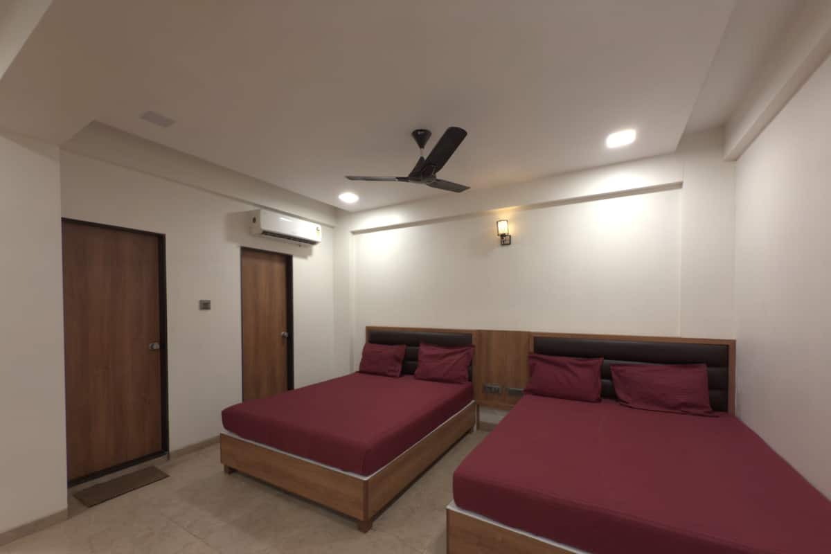 Family Shared Dormitory | Desk, free WiFi