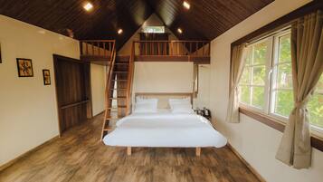 Family Tree House | Desk, free WiFi