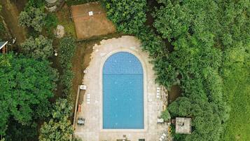 15 outdoor pools
