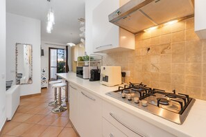 Kühlschrank, Mikrowelle, Herdplatte, Geschirrspüler