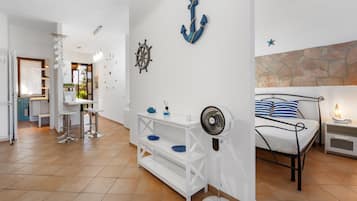 1 habitación, tabla de planchar con plancha, wifi y ropa de cama