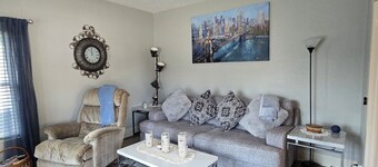 Charming 2-bedroom house in central Lafayette. 3 minute walk to ColumbianPark