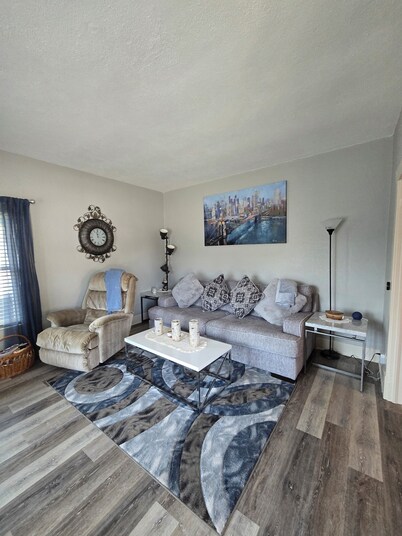 Charming 2-bedroom house in central Lafayette. 3 minute walk to ColumbianPark