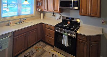 Charming 2-bedroom house in central Lafayette. 3 minute walk to ColumbianPark
