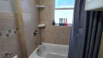 Assecador de cabells, tovalloles, sabó i paper higiènic