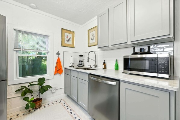 House, Multiple Beds, Patio, Garden View (Periwinkle Perch) | Private kitchen | Fridge, microwave, oven, stovetop