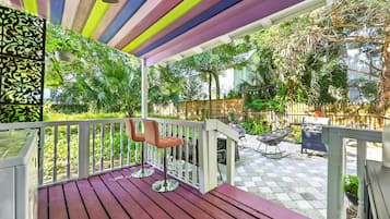 Ferienhaus, Mehrere Betten, Terrasse, Gartenblick (Periwinkle Perch) | Terrasse/Patio