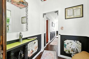 Ferienhaus, Mehrere Betten, Terrasse, Gartenblick (Periwinkle Perch) | Innenbereich