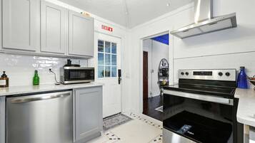 House, Multiple Beds, Patio, Garden View (Periwinkle Perch) | Private kitchen | Fridge, microwave, oven, stovetop