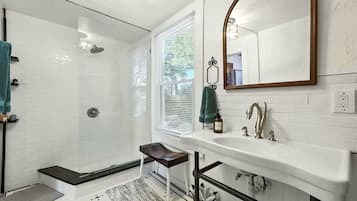 House, Multiple Beds, Patio, Garden View (Periwinkle Perch) | Bathroom | Towels