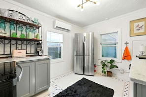 House, Multiple Beds, Patio, Garden View (Periwinkle Perch) | Private kitchen | Fridge, microwave, oven, stovetop