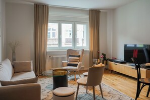 Superior-Apartment | Wohnbereich | 100-cm-Smart-TV mit Digitalempfang, Netflix, Streaming-Dienste