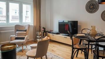 Superior-Apartment | Wohnbereich | 100-cm-Smart-TV mit Digitalempfang, Netflix, Streaming-Dienste