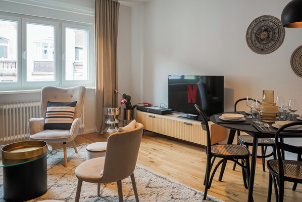 Superior-Apartment | Wohnbereich | 100-cm-Smart-TV mit Digitalempfang, Netflix, Streaming-Dienste