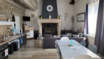 Televisio, takka, DVD-soitin, stereot