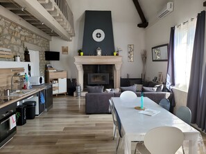 TV, lareira, DVD player, aparelho de som