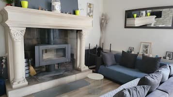 Fernseher, Kamin, DVD-Player, Stereoanlage