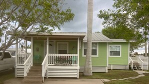 Einbungalow mit Veranda, Briefkasten und Hausnummer 202.