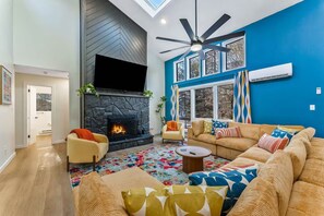 Smart TV, fireplace, ping pong - OMG! Glow in the Dark Mini Golf, Pickleball, Bball (East Stroudsburg)