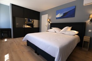 4 bedrooms, desk, iron/ironing board, travel cot - Air-conditioned villa heated pool Alpilles, sleeps 8 (Mouriès)