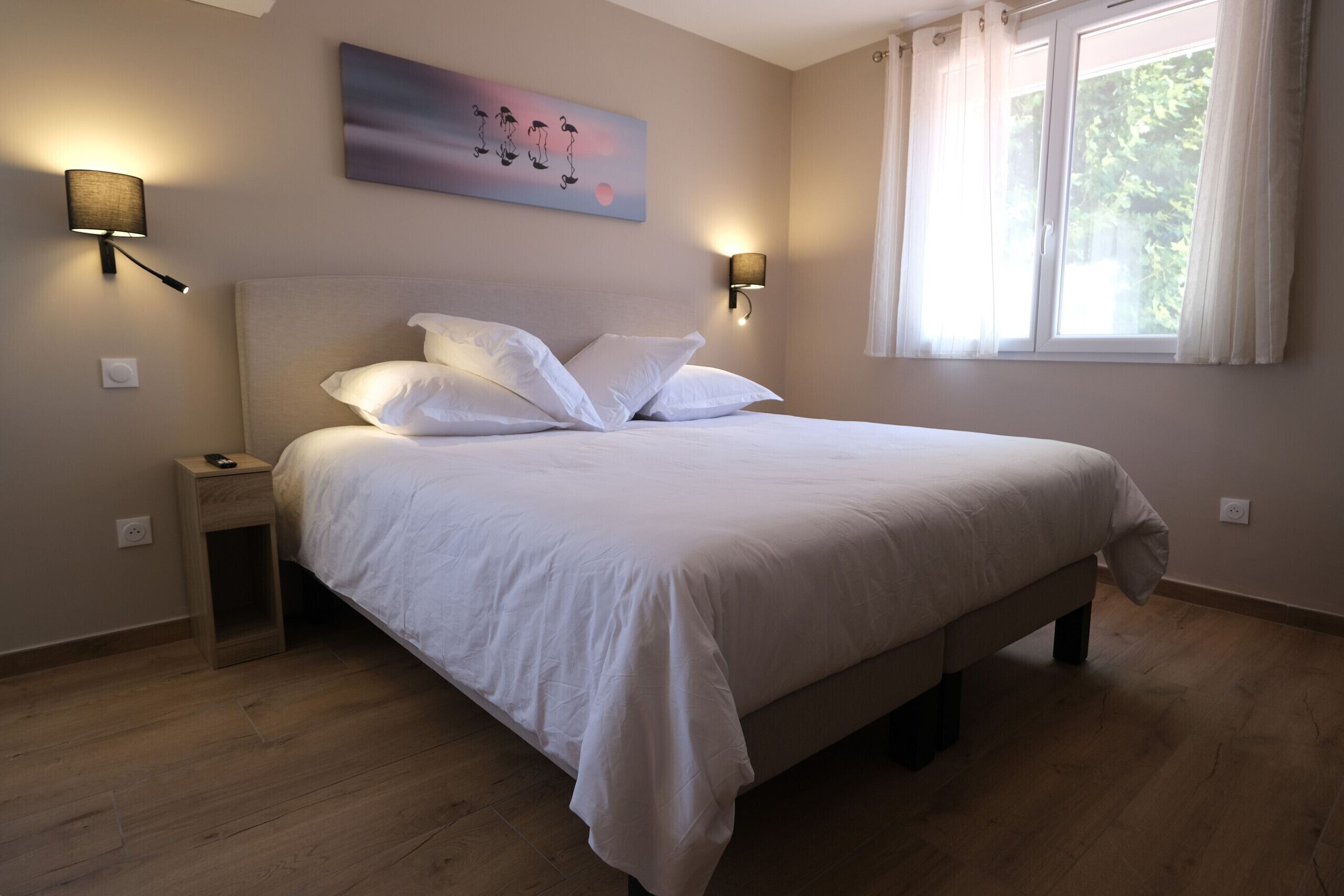 4 chambres, bureau, fer et planche à repasser, lit de bébé portatif