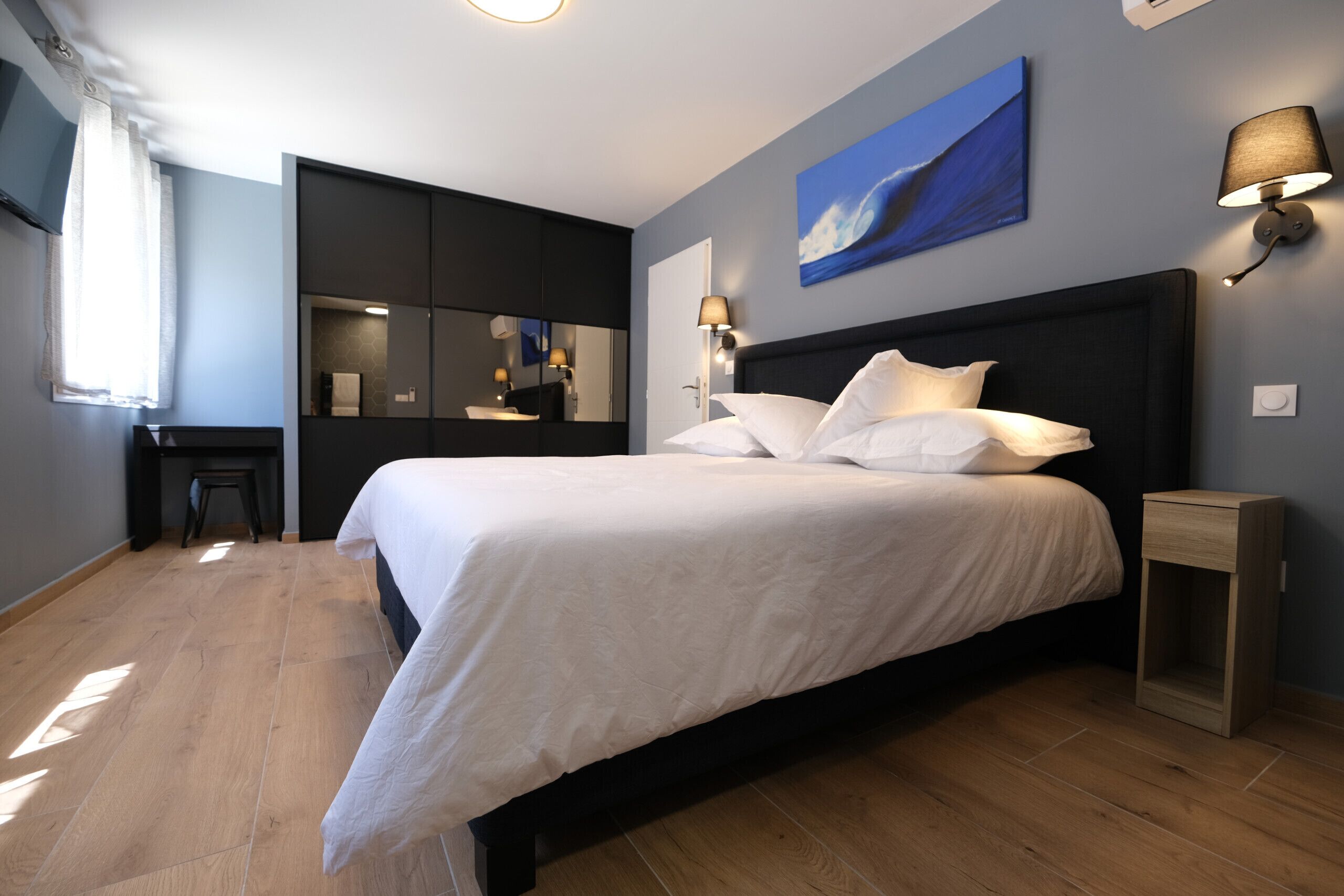 4 chambres, bureau, fer et planche à repasser, lit de bébé portatif