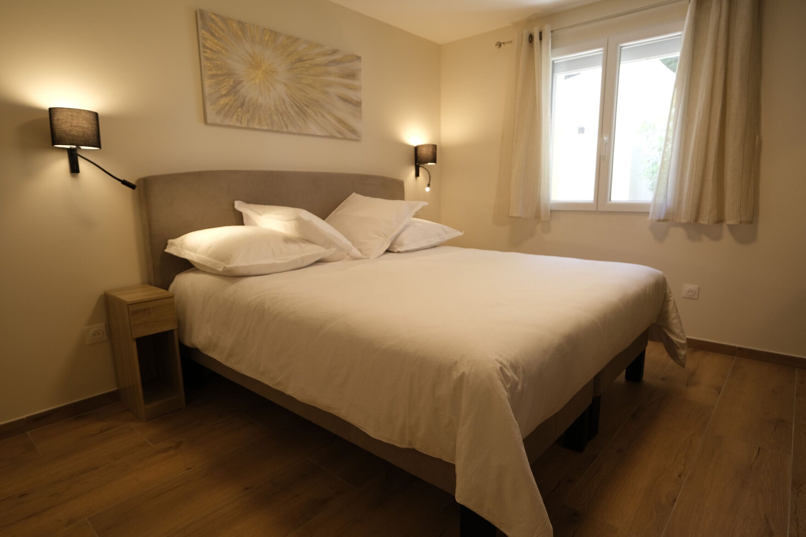 4 soverom, skrivebord, strykejern/-brett og reiseseng for barn