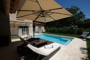 Pool - Air-conditioned villa heated pool Alpilles, sleeps 8 (Mouriès)