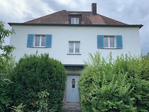 Exterior - Vacation apartment on the Main, (65 m²) with balcony and garden (Veitshöchheim)