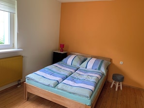 2 bedrooms, iron/ironing board, travel crib, WiFi - Vacation apartment on the Main, (65 m²) with balcony and garden (Veitshöchheim)