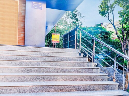 Super Townhouse Sr Nagar Rcc Premier