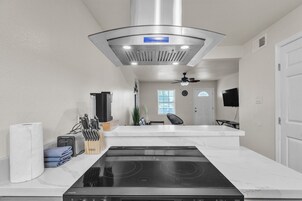 Refrigerador con freezer, microondas, horno, placa de cocina