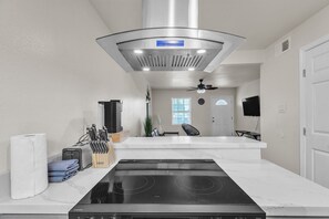 大型冰箱、微波爐、烤箱、爐台