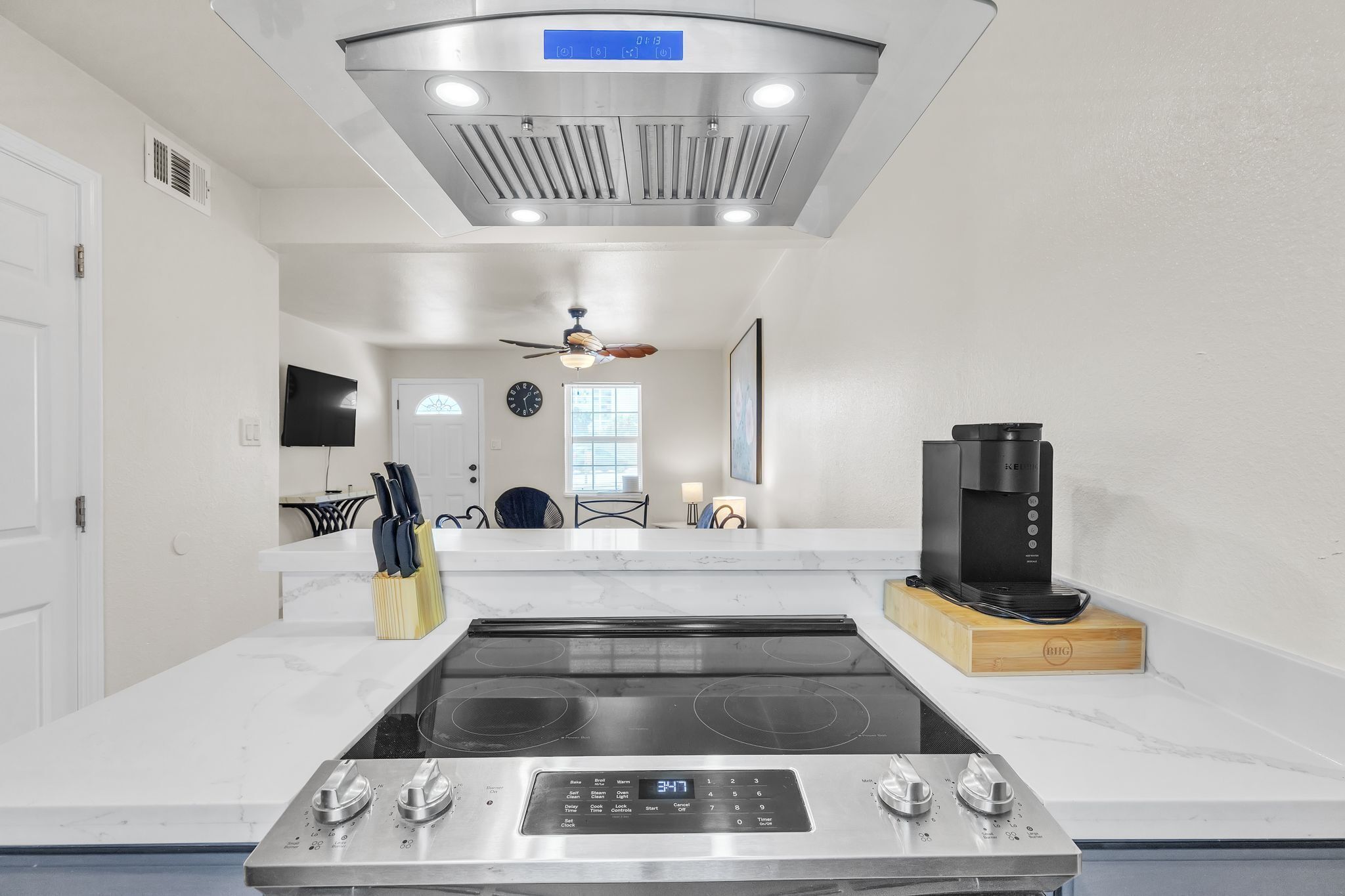 Een koelkast met diepvriezer, een microgolfoven, een oven, een kookplaat