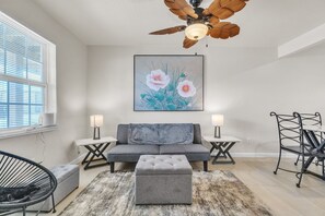Apartamento estándar, 2 habitaciones, planta baja | Zona de estar