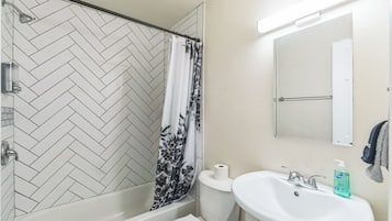 Ensemble douche/baignoire, sèche-cheveux, serviettes fournies, savon