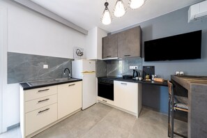 Een koelkast, een oven, een kookplaat, een koffiezetapparaat/waterkoker